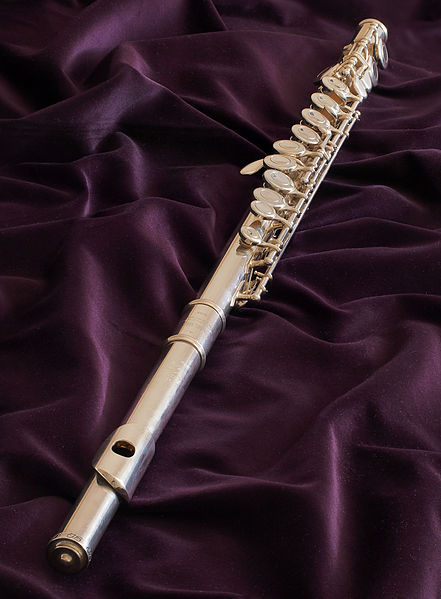 File:Western concert flute (Yamaha).jpg