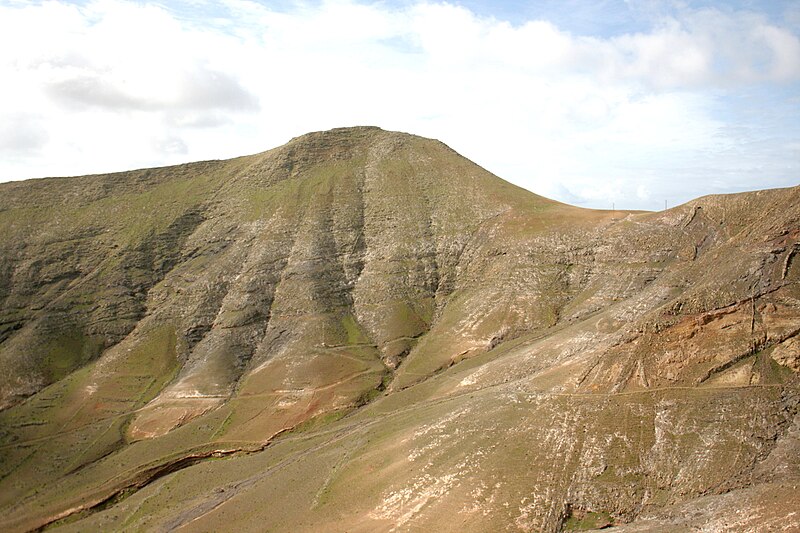 File:Yaiza - Pico Redondo (Calle El Filo) 01 ies.jpg