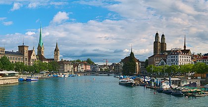 Cidade velha de Zurique vista da Quaibrücke. Esta vista inclui muitos dos monumentos mais importantes da cidade, como (da esquerda para a direita) a igreja da abadia Fraumünster, a igreja de São Pedro, a Grossmünster e também o rio Limago (definição 12 732 × 6 619)