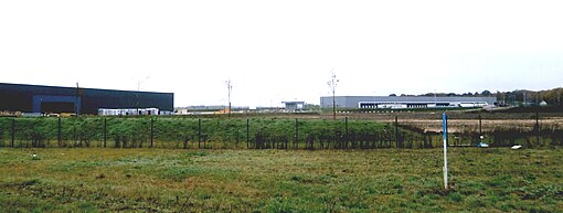 Blick auf neuere Industriebauten in einem teilweise noch unbewohnten Industriegebiet