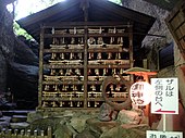 Các hàng torii nhỏ bằng vàng mã được quyên góp bởi các tín hữu[ghi chú 5]
