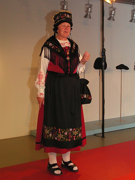 File:Zermatter tracht.jpg