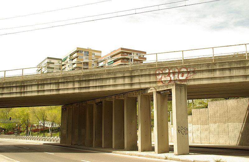 File:® S.D. MADRID AVDA. DEL PLANETARIO PUENTE FERROVIARIO - panoramio (8).jpg