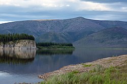 Вид с берега (Кыллахский хребет) - Panoramio.jpg