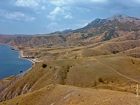 Lisya Bay (izquierda) y la cordillera Echki-Dag (derecha)