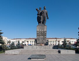 Памятник в Екатеринбурге.jpg