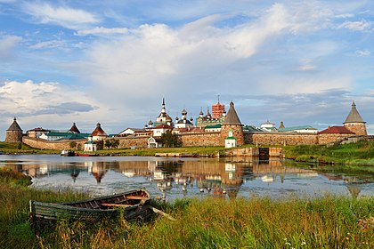 Vista do Mosteiro de Solovetsky nas ilhas Solovetsky, região de Arcangel, Rússia. (definição 3 584 × 2 389)