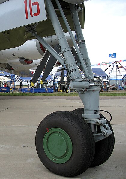 File:Ту-95МС на МАКС-2007. Передняя стойка - 02.jpg
