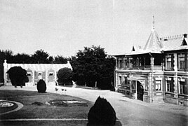 Предната фасада; в ляво се вижда едното странично крило (преди 1917 г.)