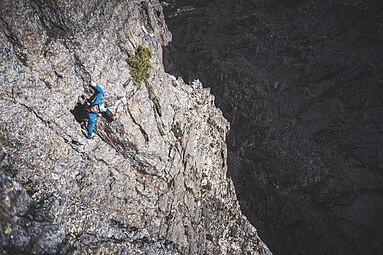 张元植攀登玉山东峰绝壁