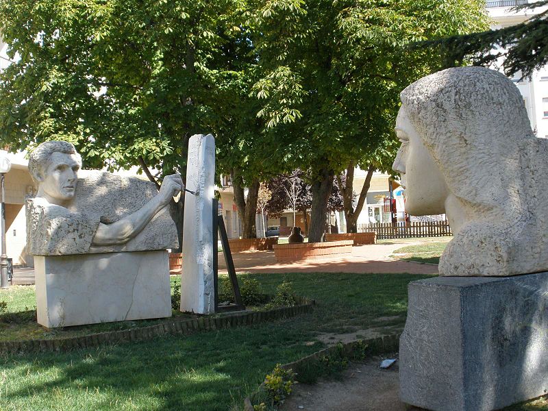 File:- Monumento a los pintores Tubia y Santamaria.JPG