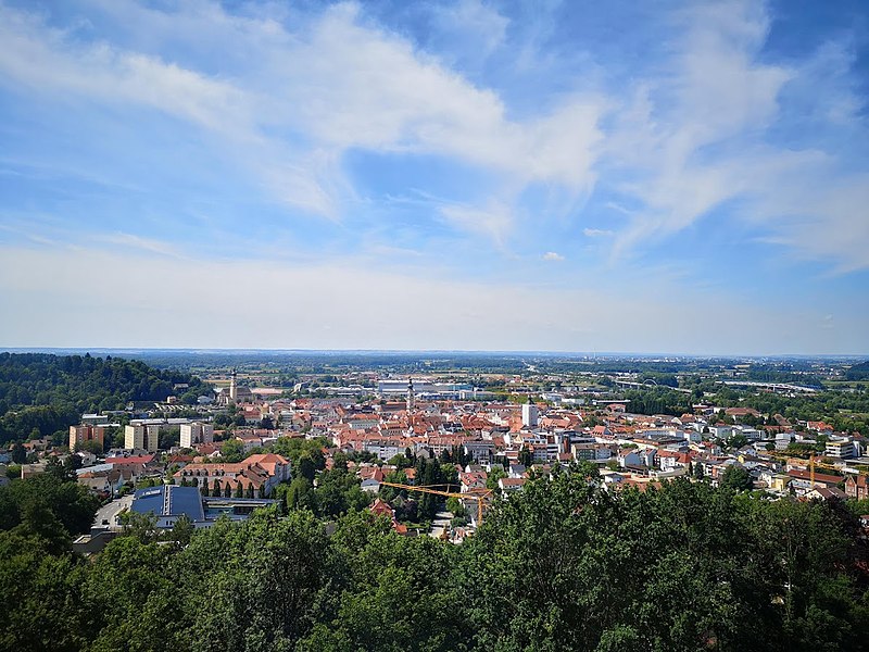 File:01 Lage Blick auf DEG aus dem Krankenhaus.jpg