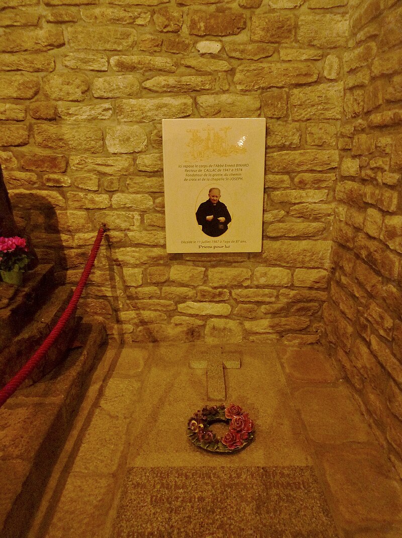 La tombe de l'abbé Ernest Binard dans la chapelle.