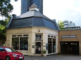 East exit of the S-Bahn station to Berlinickestrasse with the listed sales pavilion from 1910. The high-rise of the Steglitzer Kreisel can be seen behind the roof.