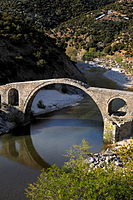 Μεταβυζαντινό πέτρινο τοξωτό γεφύρι 17-18ου αιώνα στο ποταμό Κομψάτο, λίγο έξω από τον Ίασμο και κοντά στο χωριό Πολύανθο.