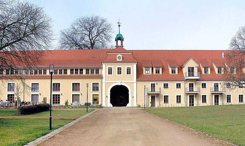 File:20120323090DR Brandis Rittergut Torhaus Wirtschaftsgebäude West.jpg