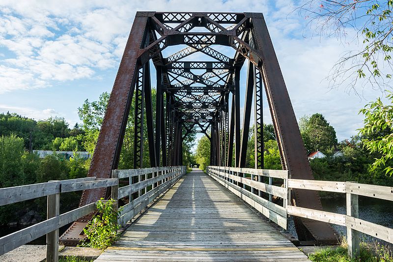 File:2016-09 pedestrian bridge.jpg