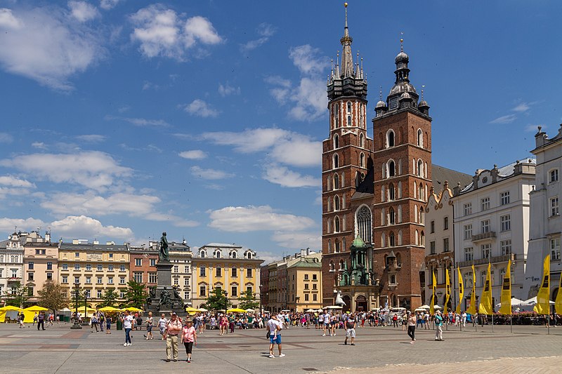 File:2018-07-04 Saint Mary Basilica on Old Town Market Square in Kraków.jpg