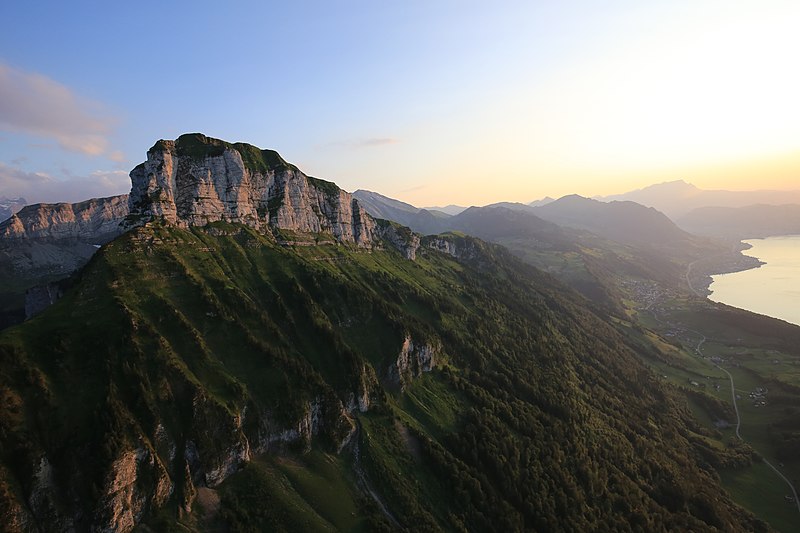 File:2019-07-05 Niederbauen Kulm 2060.jpg