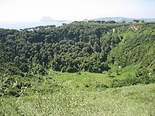 Der Krater im Frühjahr, im Hintergrund Miseno