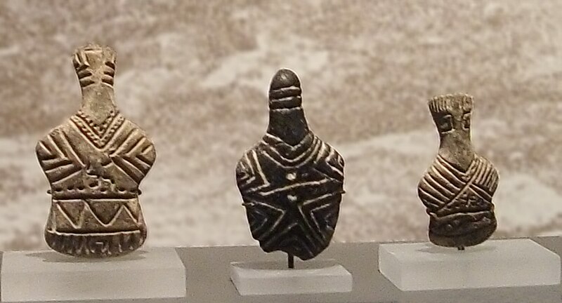 File:3 figurines anatolia.jpg