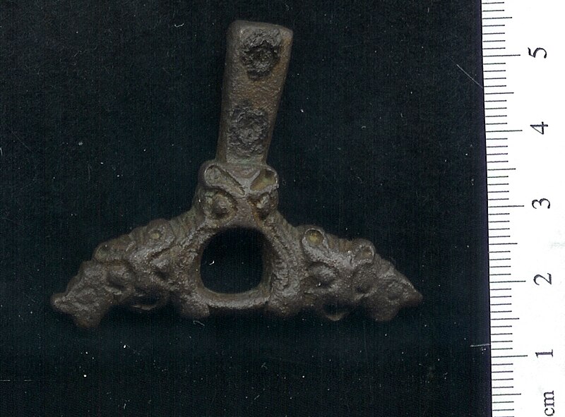 File:670 Early Medieval Harness mount face (FindID 108118).jpg