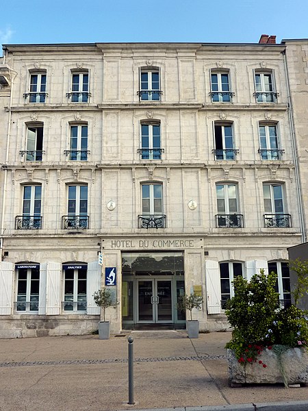 File:911 - Hôtel du Commerce 10-12 Place de Verdun - La Rochelle.jpg