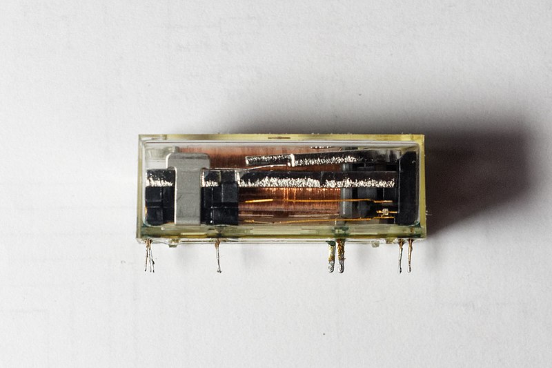 File:AZ7 small-signal relay, ca.1985 - side.jpg