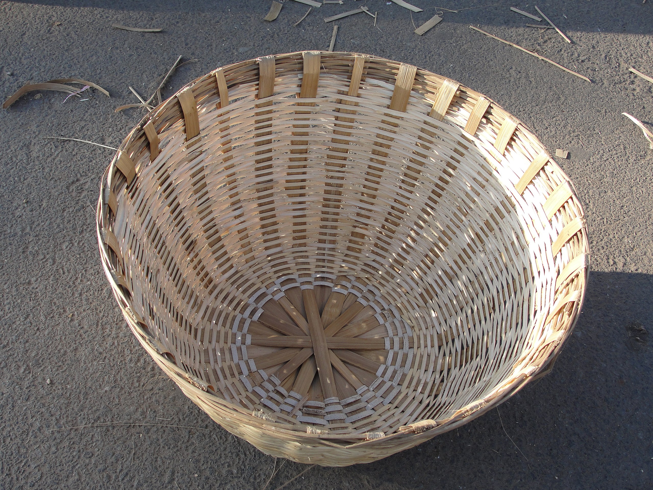 https://upload.wikimedia.org/wikipedia/commons/thumb/f/f8/A_bamboo_basket_big_in_size.JPG/2560px-A_bamboo_basket_big_in_size.JPG