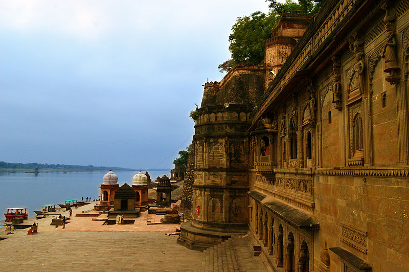 File:A view of Narmada River and Maheshwar Fort Madhya Pradesh India.jpg