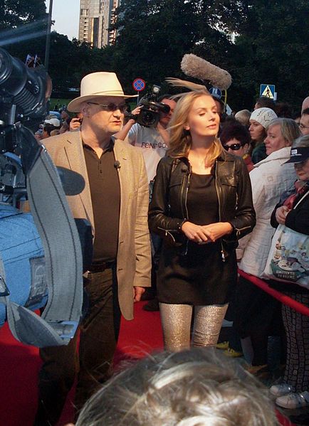 File:Agnieszka Szulim with Jacek Rakowiecki at opening of the XXXIV Polish Film Festival in Gdynia 2009 - 1.jpg