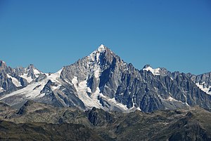 Aiguille Verte (ortada) ve Aiguille du Dru (önde)