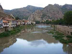 O rio Yeşilırmak à passagem ena cidade de Amásia