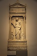 Monument funéraire d'une prêtresse de Déméter. Smyrne, v. 150-100. Marbre, H. 155, P. 66 cm. Altes Museum[118].