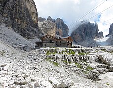 Das Rifugio Alimonta, dahinter die Cima Molveno und rechts davon Cima degli Armi mit der Vedretta degli Sfulmini