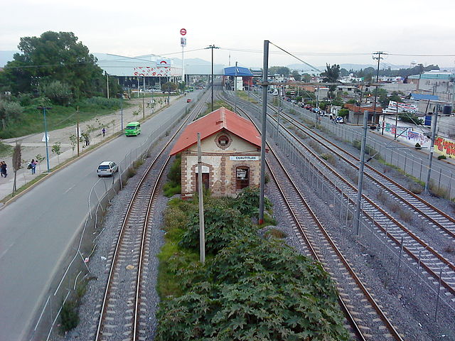 Estações ferroviárias do município. A do fundo é a estação terminal do Trem Suburbano do Vale do México.