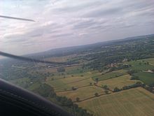 Piper Cherokee.jpg'de Redhill Aerodrome'a ​​(EGKR) Yaklaşım