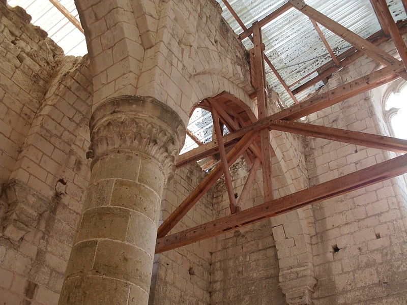 File:Arcades de la nef de l'abbaye Notre-Dame d'Aiguevives (Faverolles-sur-Cher, Loir-et-Cher)2.JPG