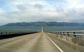 En el puente, continuando hacia el norte