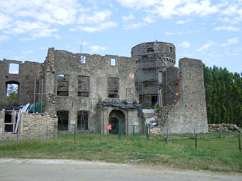 File:Autelbas Castle West 3.jpg