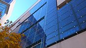 Fachada fotovoltaica situada en el Centro de Servicios Sociales José Villarreal, edificio municipal de Madrid (España).