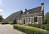 Boerderij van het kop-hals-romptype in eclectische stijl met verwijzingen naar de stijl van de neo-renaissance