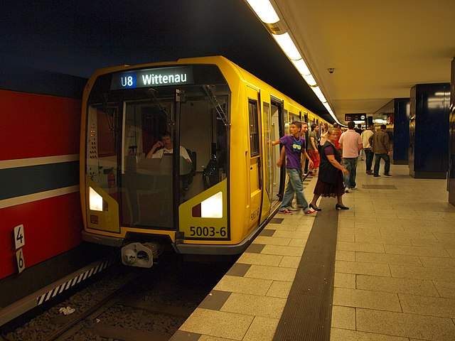 Description de l'image Berlin_U-Bahn,_station_Osloer_Straße,_H-type_train_on_U8_line.jpg.