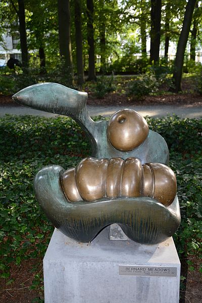File:Bernard Meadows, Pointing Figure with a Child Opus 82, 1966.jpg