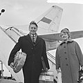 Bert Haanstra naar Moskou vertrokken, hier met echtgenote op Schiphol, Bestanddeelnr 917-2174.jpg