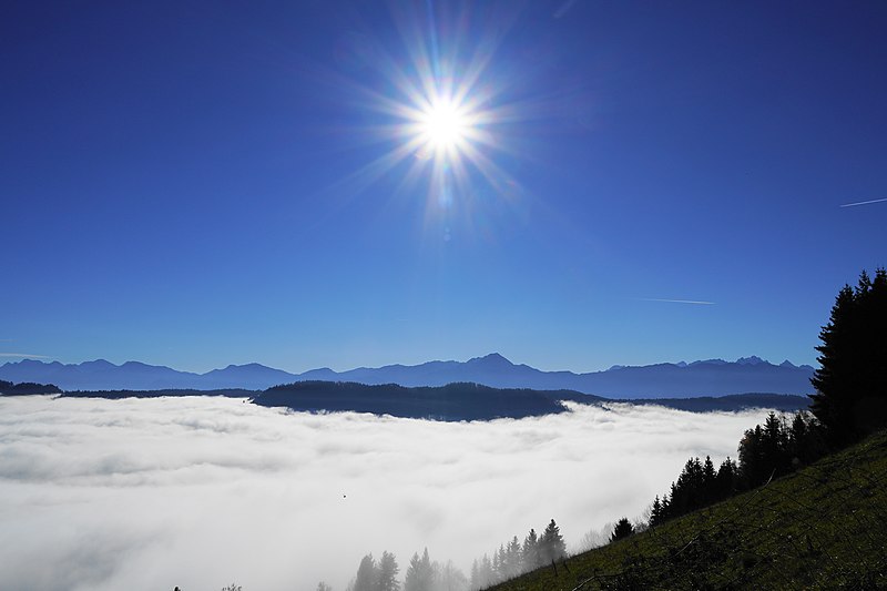 File:Blick von der Gerlitzen über den Ossiacher See im Nebel, Kärnten 02.jpg