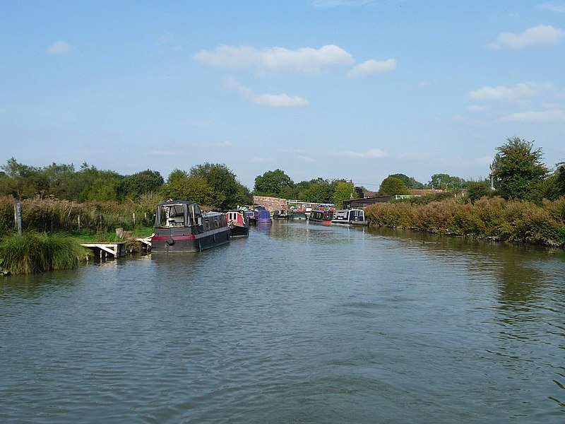 File:Boats moored south-west of Great Bedwyn Wharf - geograph.org.uk - 3700356.jpg