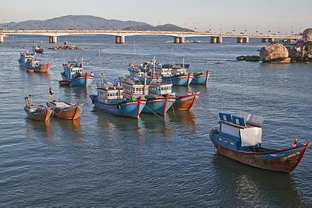 Tập_tin:Boats_on_Cai_river,_Nha_Trang.jpg