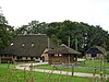 Boerderij onder rieten wolfdak met harmonische voorgevel