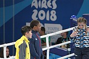 Deutsch: Boxen bei den Olympischen Jugendspielen 2018 Tag 12, 18. Oktober 2018 - Medaillenzeremonie im Leichtgewicht der Mädchen - Gold: Caroline Sara DuBois (Großbritannien), Silber: Porntip Buapa (Thailand), Bronze: Oriana Saputo (Argentinien); Medaillenübergabe durch Habu Gumel (IOC, Nigeria), Geschenkübergabe durch Raymond Silvas (USA, AIBA). English: Boxing at the 2018 Summer Youth Olympics on 18 October 2018 – Girl's Lightweight Medal Ceremony - Gold: Caroline Sara DuBois (Great Britain), Silver: Porntip Buapa (Thailand), Bronze: Oriana Saputo (Argentina); Medal handover by Habu Gumel (IOC, Nigeria), Gift presented by Raymond Silvas (USA, AIBA). Español: Boxeo en los Juegos Olímpicos Juveniles de Verano de 2018 en 18 de octubre de 2018 - Ceremonia de la Medalla de peso ligero para niñas - Oro: Caroline Sara DuBois (Gran Bretaña), Plata: Porntip Buapa (Thailand), Bronce: Oriana Saputo (Argentina); Entrega de medallas por Habu Gumel (COI, Nigeria), Regalo presentado por Raymond Silvas (EE. UU., AIBA).